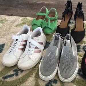 (4) Pairs of kids shoes - some brand new
